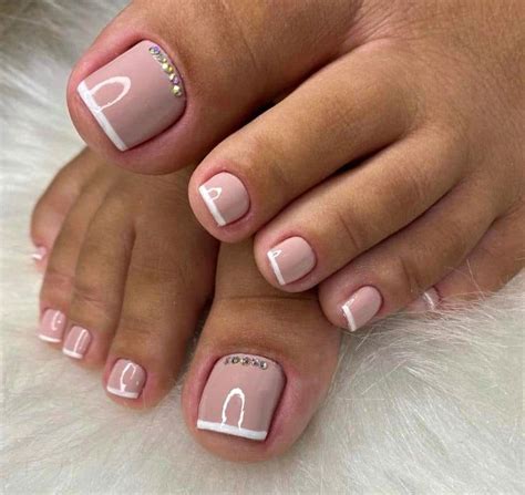 Uñas elegantes y sencillas para pies morenos